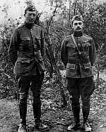 A la izquierda, el Mayor Whittlesey, comandante del batallón.